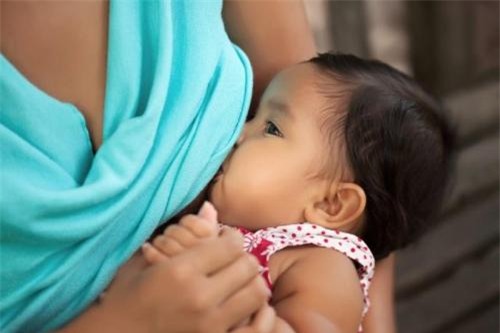 WHO khuyến cáo trẻ nên được bú mẹ hoàn toàn trong 6 tháng đầu đời. Ảnh: nydailynews