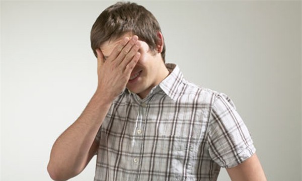 Mắc kẹt vì đeo nhẫn vào 