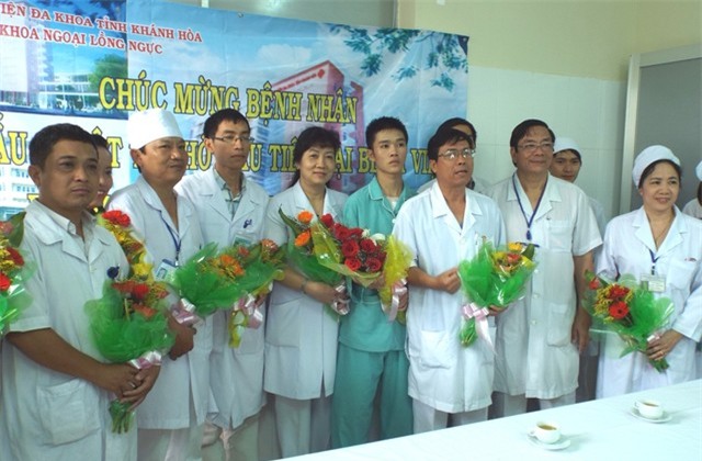 Ban lãnh đạo BVĐK tỉnh Khánh Hòa tặng hoa cho bệnh nhân trước lúc xuất viện và các bác sĩ thuộc kíp mổ tim hở.
