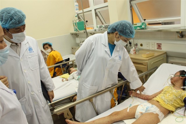 Bộ Trưởng Bộ Y tế Nguyễn Thị Kim Tiến thăm hỏi và động viên bệnh nhân sởi sáng ngày 25/4 tại BV Bệnh nhiệt đới TƯ. Ảnh: T.Minh.