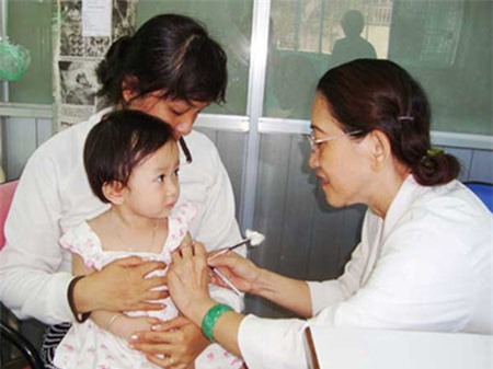 Uống hay tiêm vắc xin bại liệt đều hiệu quả (ảnh internet minh họa)
