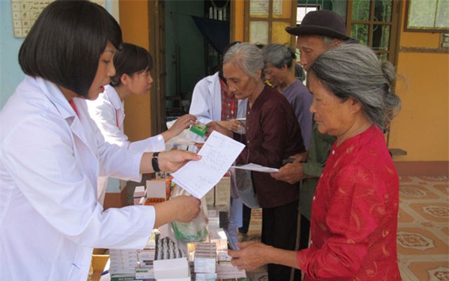 Khám bệnh, cấp thuốc miễn phí và tặng quà cho người nghèo ở xã Xuân Trạch.