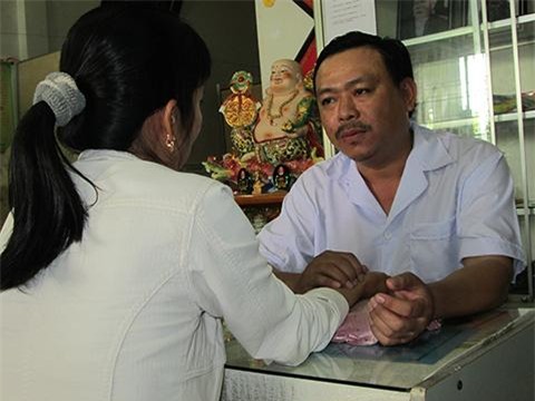 Lương y – Bác sĩ Nguyễn Phú Lâm khám cho bệnh nhân vô sinh, hiếm muộn