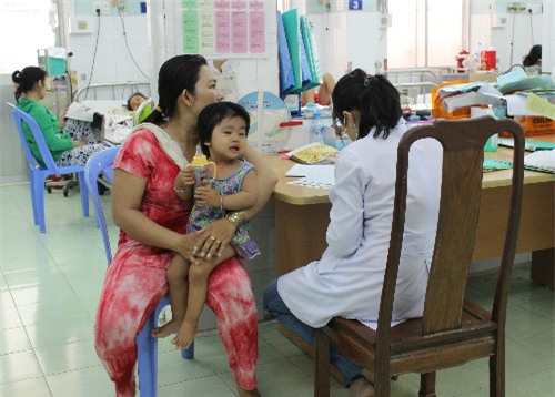 Số bệnh nhân đến khám, điều trị tay chân miệng tại khoa Nhiễm các bệnh viện Nhi tại TP HCM bắt đầu gia tăng.