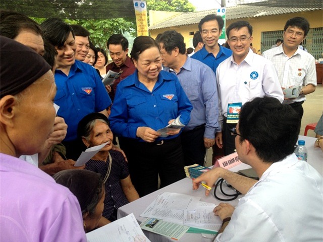 Đồng chí Hà Thị Khiết và đoàn đại biểu thăm hỏi bệnh nhân, y bác sĩ trong ngày hội khám bệnh, cấp phát thuốc miễn phí...