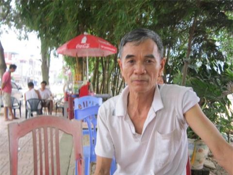 Ông Chiến chia sẻ với phóng viên về câu chuyện của vợ mình