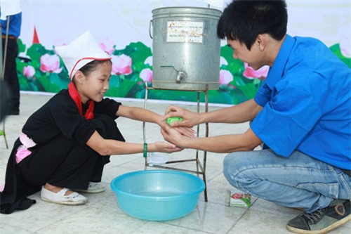 Rửa tay với xà phòng ngừa bệnh cho trẻ - 3