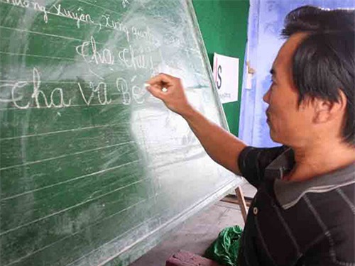 Lão ngư Nguyễn Thạ (xã Quảng Lợi, huyện Quảng Điền, tỉnh Thừa Thiên - Huế) đã viết được tên mình sau khi học lớp xóa mù chữ Ảnh: QUANG NHẬT Lão ngư Nguyễn Thạ (xã Quảng Lợi, huyện Quảng Điền, tỉnh Thừa Thiên - Huế) đã viết được tên mình sau khi học lớp xóa mù chữ Ảnh: QUANG NHẬT