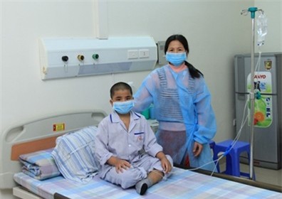 Bệnh nhân Trần Ngọc Ánh lúc đang nằm trong phòng ghép của Viện Huyết học - Truyền máu Trung ương. Ảnh Vương Tuấn.