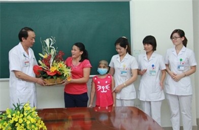 Gia đình cảm ơn các y bác sĩ đã cứu sống trẻ. Ảnh: Vương Tuấn.