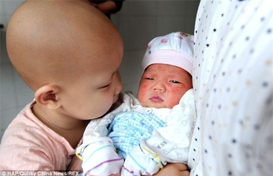Mẹ sinh thêm em bé để cứu con gái ung thư