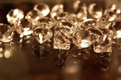 Mỗi viên kim cương được “chế tác” từ tro cốt người chết có giá dao động từ 2.000USD - 25.000USD.Mỗi viên kim cương được “chế tác” từ tro cốt người chết có giá dao động từ 2.000USD - 25.000USD.