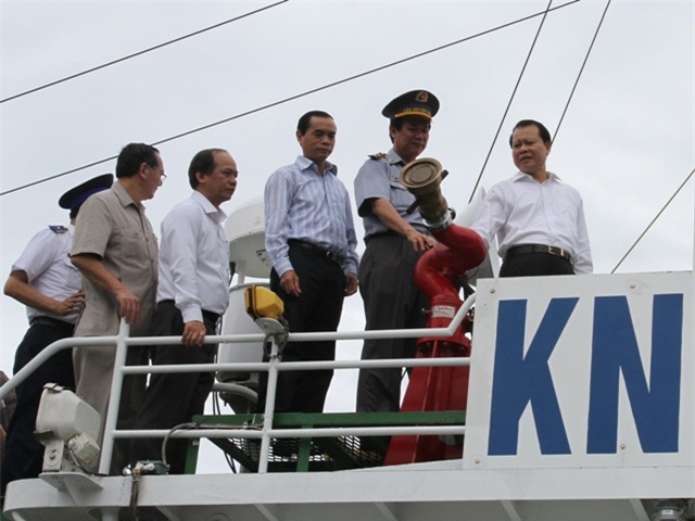 Phó Thủ tướng Vũ Văn Ninh tặng quà cho ngư dân từ Hoàng Sa trở về 1