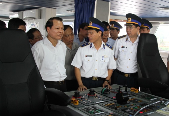 Phó Thủ tướng Vũ Văn Ninh tặng quà cho ngư dân từ Hoàng Sa trở về 2