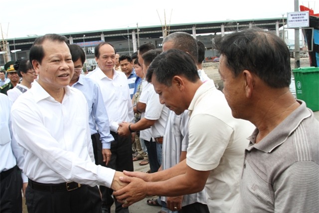 Phó Thủ tướng Vũ Văn Ninh tặng quà cho ngư dân từ Hoàng Sa trở về 3