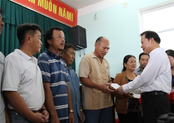 Phó Thủ tướng Vũ Văn Ninh tặng quà cho ngư dân từ Hoàng Sa trở về 4
