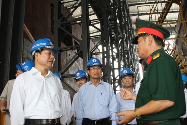 Phó Thủ tướng Vũ Văn Ninh tặng quà cho ngư dân từ Hoàng Sa trở về 7