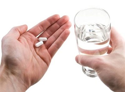 Khi dùng thuốc tenoxicam cần uống lúc no và phải theo sự chỉ định của bác sĩ để tránh gây hại đường tiêu hóa.