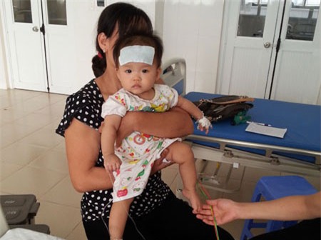 Cháu Tuệ Nhi đang được tiếp tục theo dõi tại bệnh viện sau mũi tiêm vắc xin 5 trong 1
