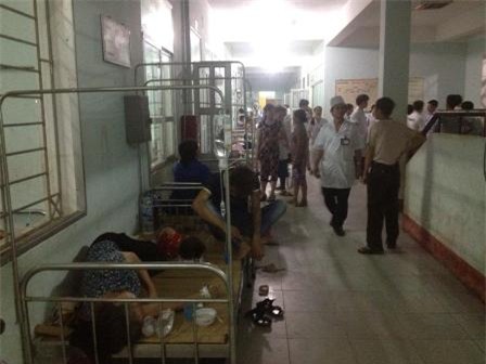Do số lượng người bị ngộ độc chuyển lên bệnh viện huyên khoảng hơn 100 người cùng lúc nên bệnh viện phải sắp xếp nằm cả ở ngoài hành lang. 