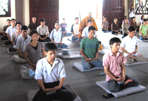 Tham gia các CLB thiền hay yoga giúp sức khỏe tinh thần thoải mái.