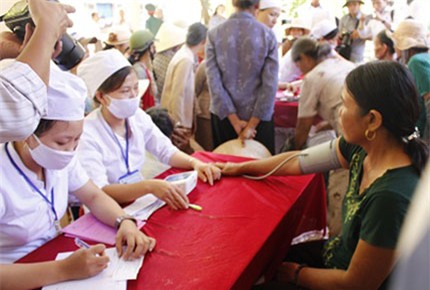 Y tế vượt sóng gió đến với ngư dân 1