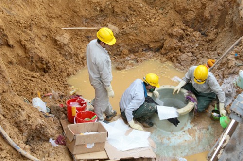 Chỉ sau 5 năm đưa vào sử dụng, đã 8 lần đường ống dẫn nước sông Đà bị vỡ làm ảnh hưởng đến 70.000 hộ dân. Ảnh: Bá Đô