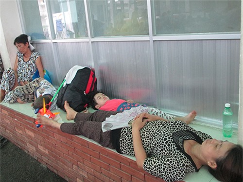 Dọc hành lang và ngõ vào Bệnh viện Nhi Đồng 2, các bệnh nhi và cha mẹ phải ngủ nghỉ ngay trên hành lang lối vào