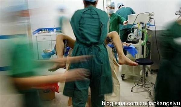 Các bác sĩ đang tiến hành tái tạo bộ phận sinh dục cho cô gái sau khi chuyển giới.