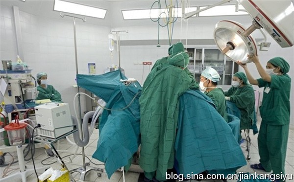 Các bước cuối cùng của ca phẫu thuật chuyển giới đang được các bác sĩ hoàn thiện