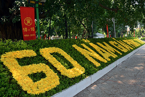 Hà Nội rực cờ hoa chào mừng 60 năm giải phóng thủ đô - Ảnh 2