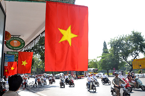 Hà Nội rực cờ hoa chào mừng 60 năm giải phóng thủ đô - Ảnh 5