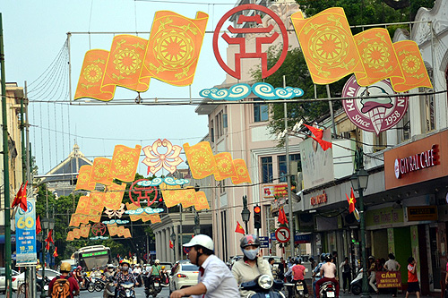 Hà Nội rực cờ hoa chào mừng 60 năm giải phóng thủ đô - Ảnh 6