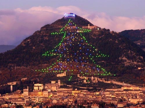 Cây thông Noel nhân tạo cao bằng ngọn núi - Ảnh 1