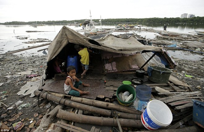 Loạt ảnh về sự tàn phá của Hagupit tại Philippines - Ảnh 12