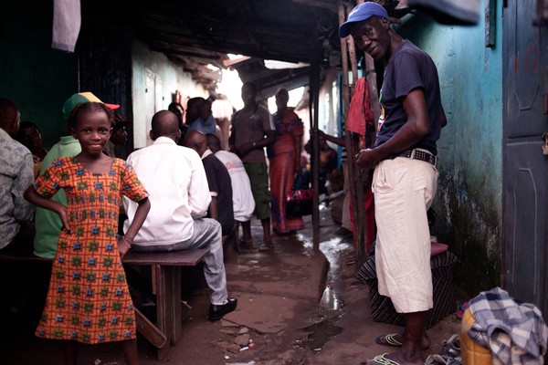  Cuộc sống khốn khổ của những người chiến thắng Ebola - Ảnh 14