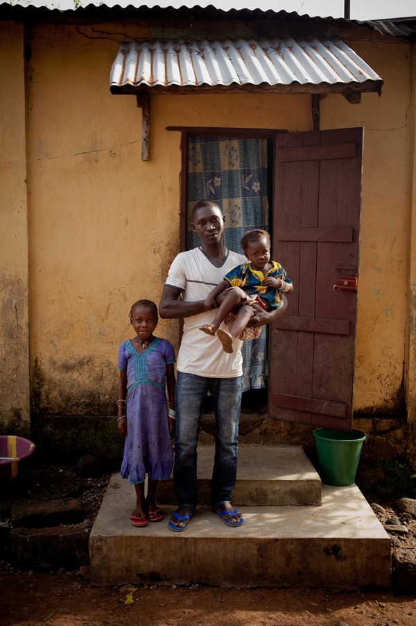  Cuộc sống khốn khổ của những người chiến thắng Ebola - Ảnh 10