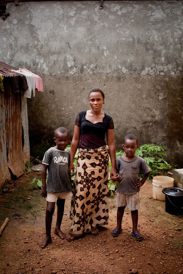  Cuộc sống khốn khổ của những người chiến thắng Ebola - Ảnh 7