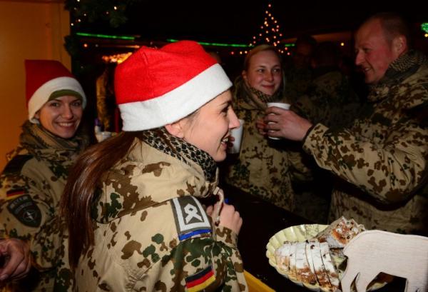 10. Afghanistan: Binh lính Đức thưởng thức rượu vang ấm trong một cửa hàng ở Camp Marmal, Mazar-e Sharif  ngày 13/12 (Ảnh: AP)