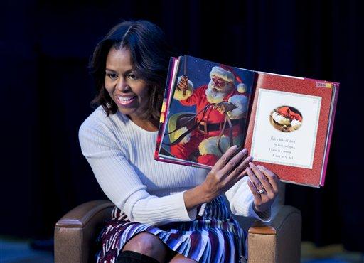 3. Đệ nhất Phu nhân Mỹ Michelle Obama đọc bài thơ Đêm trước giáng sinh (Twas a night before Christmas) cho bệnh nhân, người nhà bệnh nhân và nhân viên tại Hệ thống Y tế Nhi khoa quốc gia (Washington, ngày 15/12, Ảnh: AP)