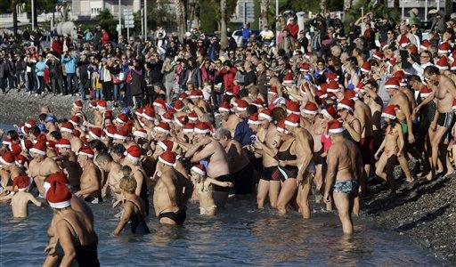 4. Người dân với chiếc mũ giáng sinh cùng tắm chung theo truyền thống ở một bãi biển tại thành phố Nice, Đông Nam nước Pháp ngày 15/12 (Ảnh: AP)