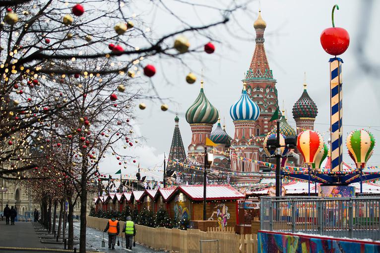 7. Người dân đi bộ dọc theo một hàng rào xung quanh chợ Giáng sinh tại Quảng trường Đỏ và Nhà thờ thánh St. Basil tại Moscow, Nga này 9/12 (Ảnh: AP)