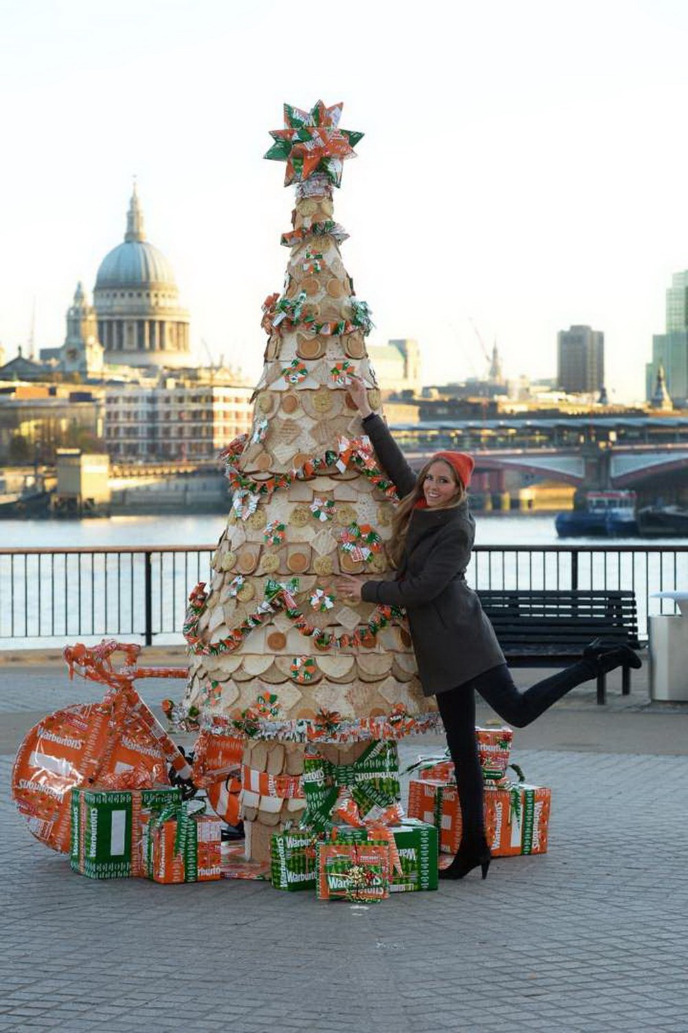 Cây thông được làm từ những chiếc bánh tại London, Anh (Ảnh: Getty Images)
