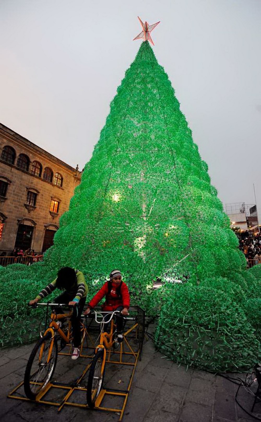 Cây thông cao 14m được làm từ 50.000 chai nhựa tại La Paz, Bolivia (Ảnh: Getty Images)