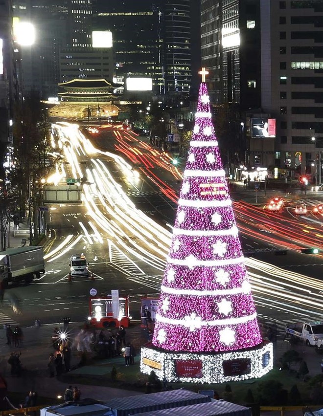 Cây thông Noel cao 21 m được trang hoàng lộng lẫy và đặt tại một trung tâm thương mại của thủ đô Seoul, Hàn Quốc (Ảnh: AP)