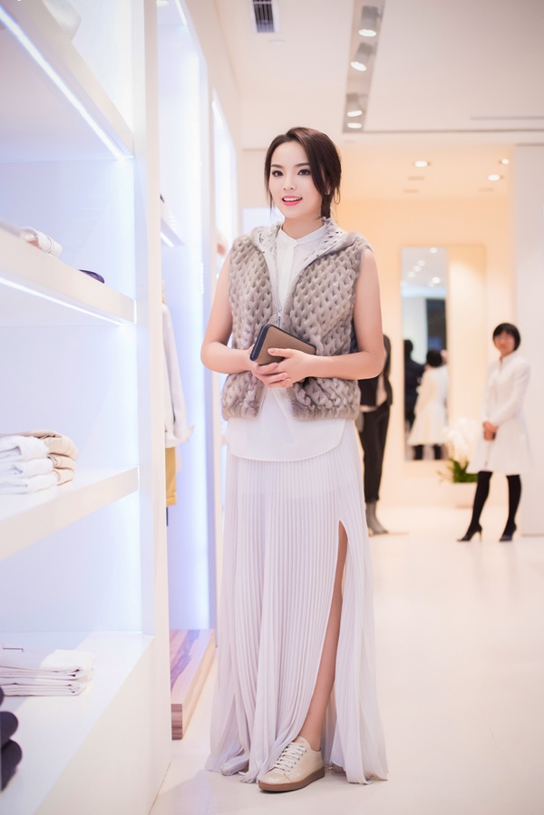 Hoa hậu Kỳ Duyên đi dự sự kiện thời trang cao cấp với bộ cánh hai lúa 