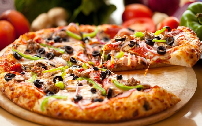 Pizza chứa phô mai, bơ sữa... khiến bạn bị ợ chua, khó chịu, tức ngực hay thậm chí là ói mửa, đau bụng