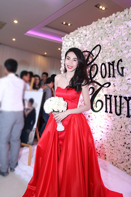 Thủy Tiên mặc váy đỏ dài 3 mét đón khách