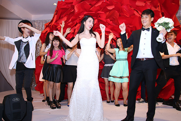 Thủy Tiên và Công Vinh nhảy múa theo nền nhạc Happy wedding