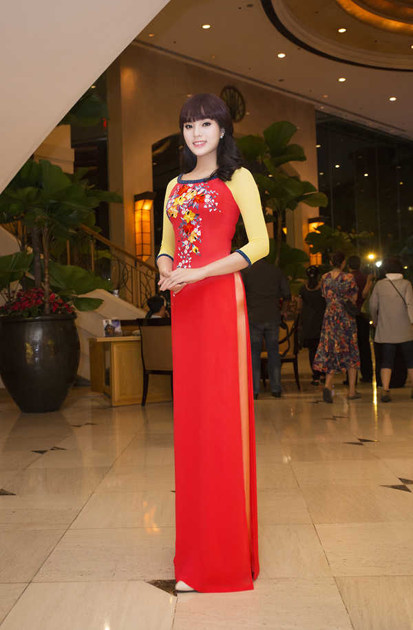 Kỳ Duyên thướt tha trong bộ áo dài thêu tay của nhà thiết kế Thuận Việt.